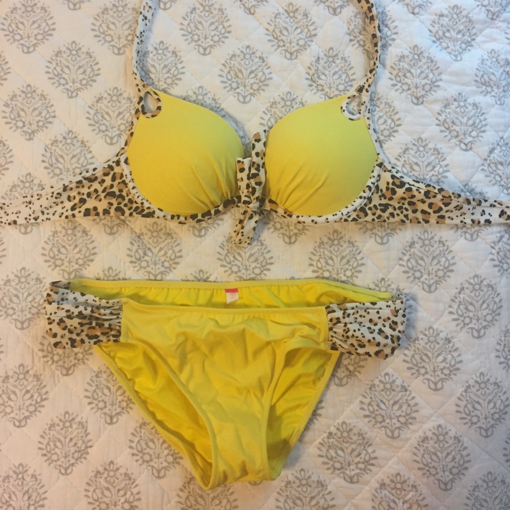 Victoria’s Secret bombshell bikini